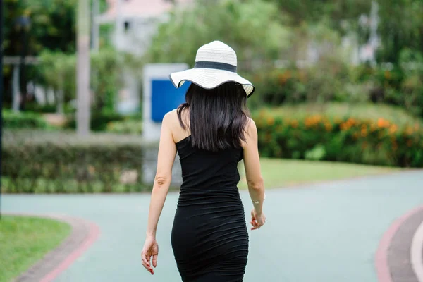 Retrato Mujer China Asiática Elegante Vestido Negro Posando Con Sombrero —  Fotos de Stock