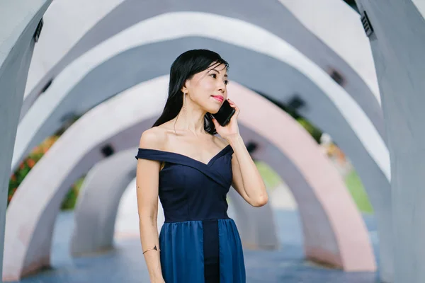 Porträt Einer Stilvollen Asiatin Blauen Kleid Park Mit Smartphone — Stockfoto