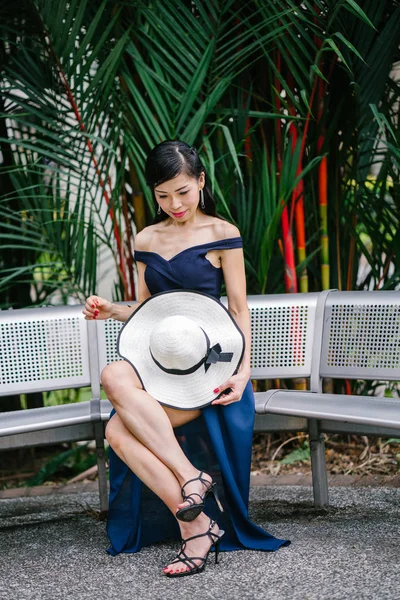 Retrato Mulher Chinesa Asiática Elegante Vestido Azul Posando Com Chapéu — Fotografia de Stock