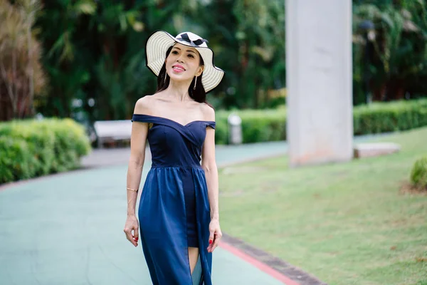 Retrato Mulher Chinesa Asiática Elegante Vestido Azul Posando Com Chapéu — Fotografia de Stock