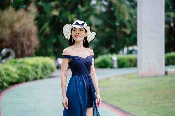 Retrato Mulher Chinesa Asiática Elegante Vestido Azul Posando Com Chapéu — Fotografia de Stock