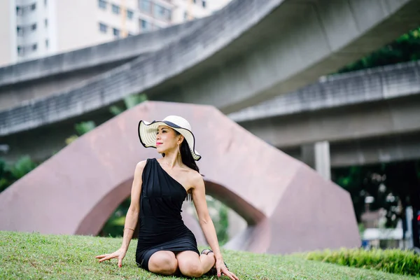 Retrato Mujer China Asiática Elegante Vestido Negro Posando Con Sombrero — Foto de Stock