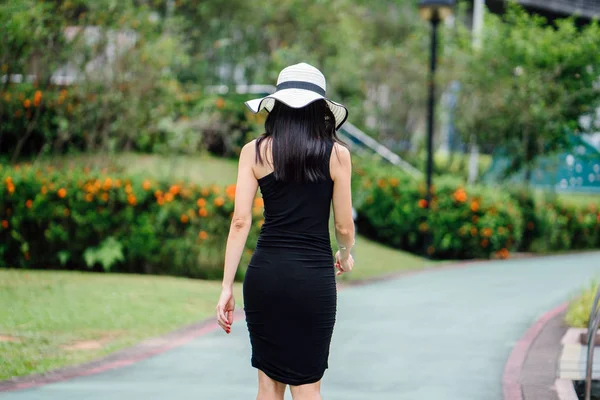 Retrato Mujer China Asiática Elegante Vestido Negro Posando Con Sombrero —  Fotos de Stock