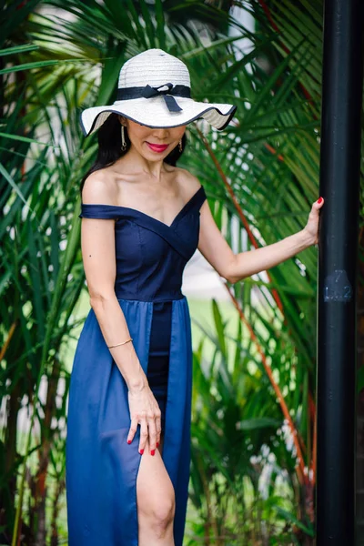 Retrato Mulher Chinesa Asiática Elegante Vestido Azul Posando Com Chapéu — Fotografia de Stock