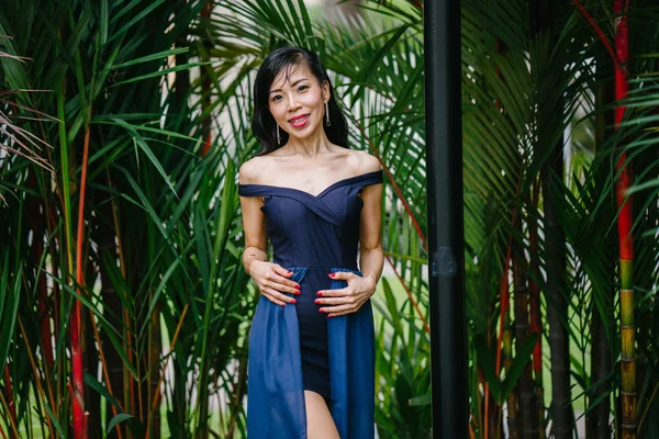 우아한 파란색 드레스 아시아에서 공원에서 포즈에 아시아 여자의 초상화 — 스톡 사진