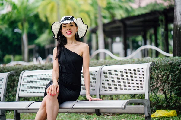 아시아에 공원에서 모자에 포즈는 우아한 드레스에 아시아 여자의 초상화 — 스톡 사진