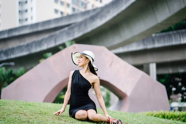 Retrato Mujer China Asiática Elegante Vestido Negro Posando Con Sombrero — Foto de Stock