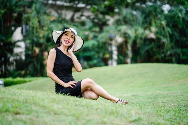Siyah Elbiseli Şık Bir Asyalı Kadın Smartphone Ile Parkta Beyaz — Stok fotoğraf