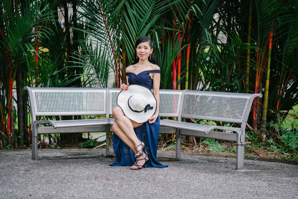 Retrato Mulher Chinesa Asiática Elegante Vestido Azul Posando Com Chapéu — Fotografia de Stock