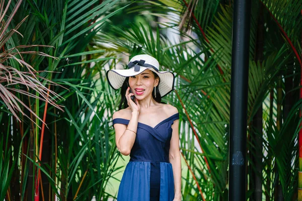Bir Mavi Elbise Beyaz Şapka Park Smartphone Ile Şık Bir — Stok fotoğraf