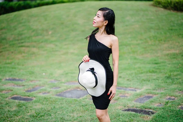 Asya Bir Parkta Gündüz Geniş Ekledi Beyaz Bir Şapka Ile — Stok fotoğraf