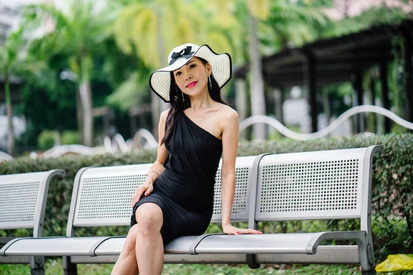 Retrato Mulher Chinesa Asiática Vestido Preto Elegante Posando Chapéu Durante — Fotografia de Stock