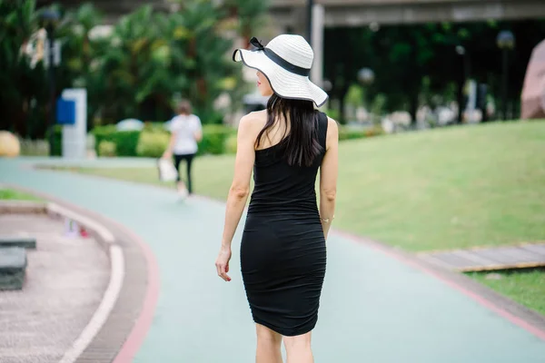 Portrait Femme Chinoise Asiatique Dans Une Élégante Robe Noire Posant — Photo