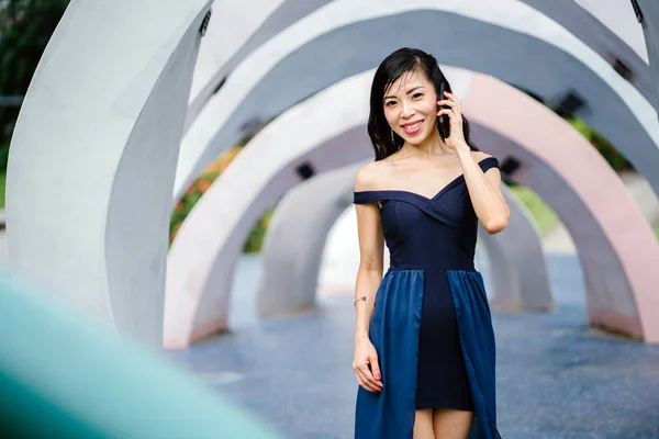 스마트폰으로 공원에서 드레스에 아시아 여자의 초상화 — 스톡 사진