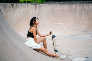 Paten skatepark ile Çinli kız