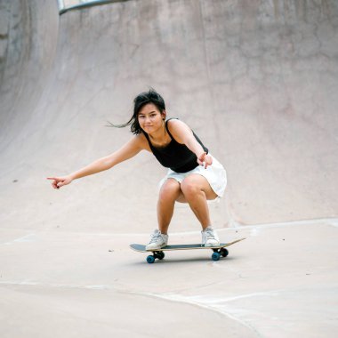 Çinli kız Skate skatepark içinde tesisi