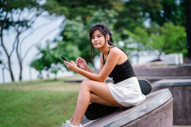 Paten skatepark ile Çinli kız