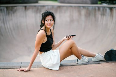 Paten skatepark ile Çinli kız