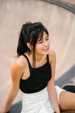 Paten skatepark ile Çinli kız