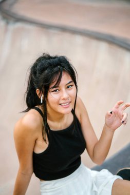 Cep telefonu ve paten skatepark Asyalı Çinli Kız portresi