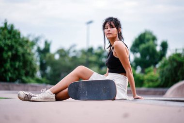 Cep telefonu ve paten skatepark Asyalı Çinli Kız portresi