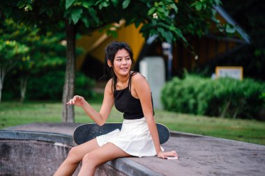 Cep telefonu ve paten skatepark Asyalı Çinli Kız portresi