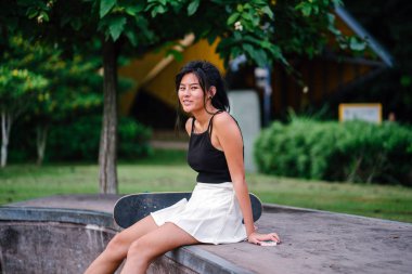 Cep telefonu ve paten skatepark Asyalı Çinli Kız portresi