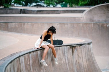 Asyalı Çinli kız paten skatepark ile portresi