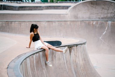 Asyalı Çinli kız paten skatepark ile portresi