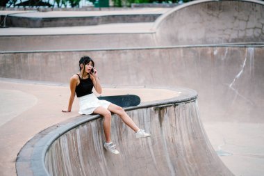 Asyalı Çinli kız paten skatepark ile portresi
