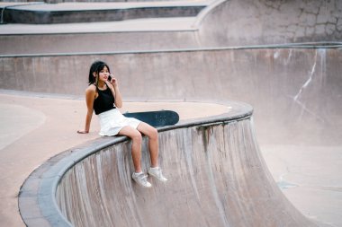 Asyalı Çinli kız paten skatepark ile portresi