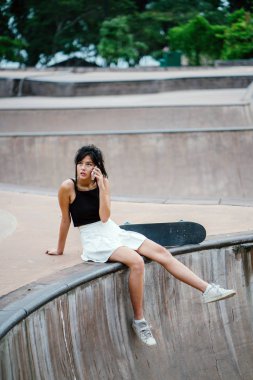 Asyalı Çinli kız paten skatepark ile portresi