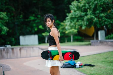 Asyalı Çinli kız paten skatepark ile portresi