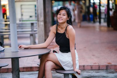 Şirin Asyalı kız Cafe içme suyunda rahatlatıcı