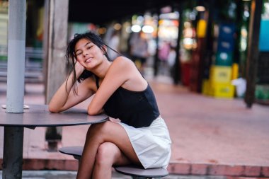 Şirin Asyalı kız Cafe içme suyunda rahatlatıcı