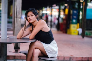 Şirin Asyalı kız Cafe içme suyunda rahatlatıcı