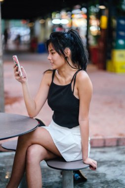 Şirin Asyalı kız Cafe içme suyunda rahatlatıcı