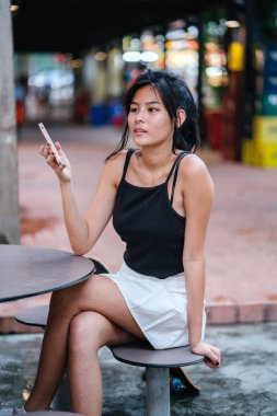 Şirin Asyalı kız Cafe içme suyunda rahatlatıcı