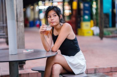 Şirin Asyalı kız Cafe içme suyunda rahatlatıcı