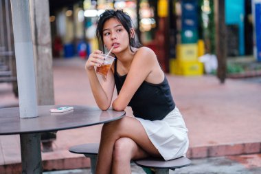 Şirin Asyalı kız Cafe içme suyunda rahatlatıcı