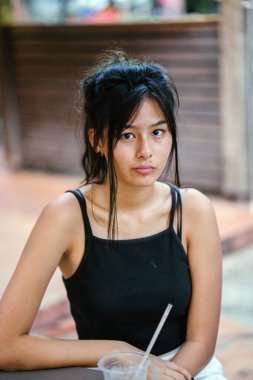 Şirin Asyalı Kız portresi kapatın