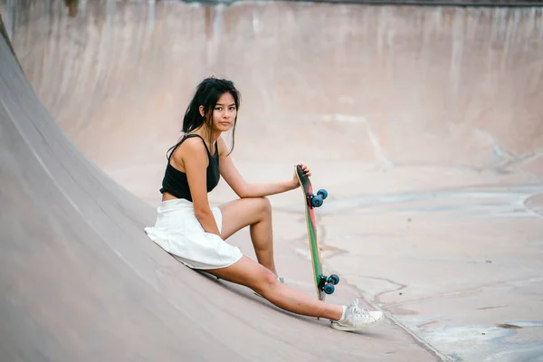 Menina Chinesa Com Patins Parque Skate — Fotografia de Stock