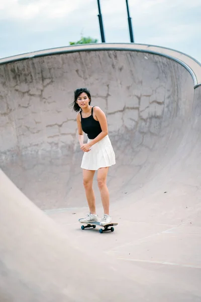 Chica China Montando Skate Skatepark — Foto de Stock