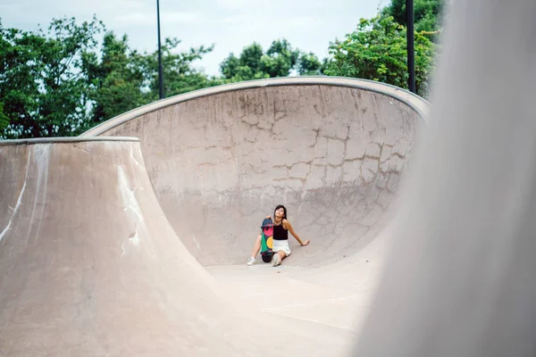 Cep telefonu ve paten skatepark Asyalı Çinli Kız portresi