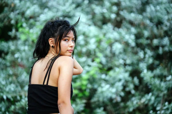 Şirin Asyalı Kız portresi kapatın