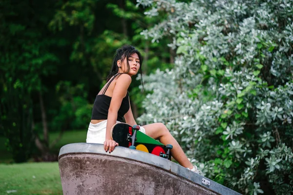 Menina Chinesa Com Patins Parque Skate — Fotografia de Stock