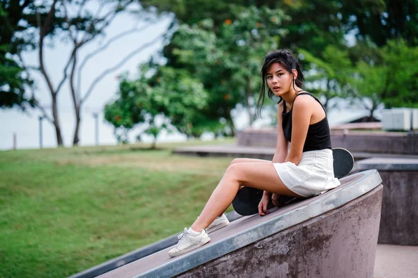 Menina Chinesa Com Patins Parque Skate — Fotografia de Stock