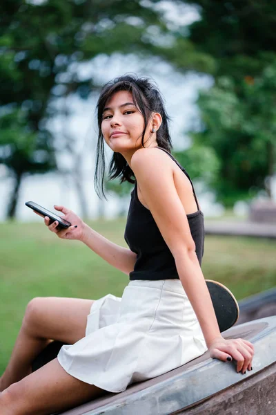 Портрет Азиатской Китаянки Мобильным Телефоном Коньками Скейтпарке — стоковое фото
