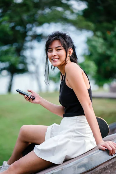 Portret Van Aziatische Chinees Meisje Met Mobiele Telefoon Skate Skatepark — Stockfoto