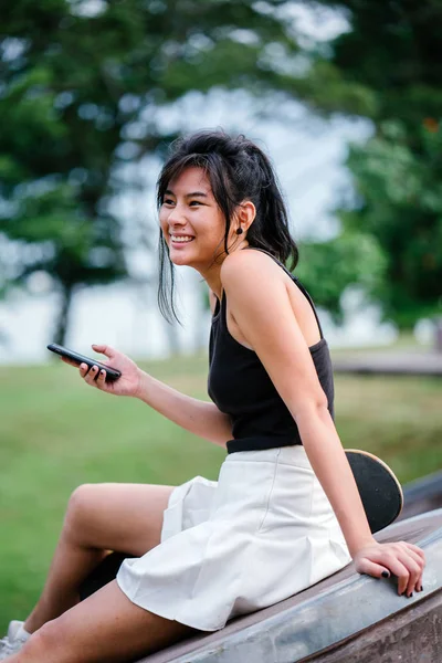 Portret Van Aziatische Chinees Meisje Met Mobiele Telefoon Skate Skatepark — Stockfoto